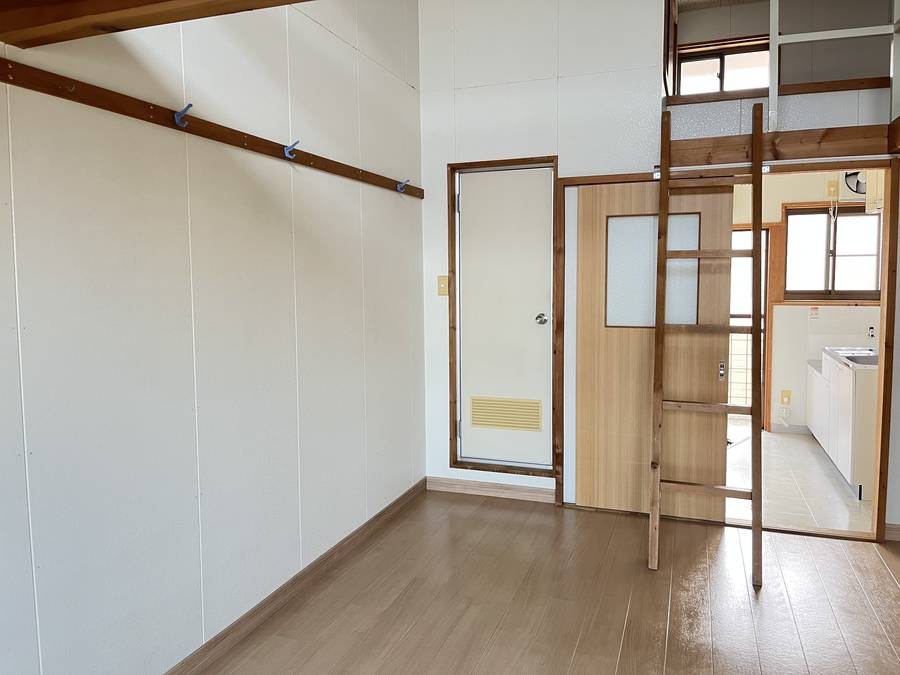 シングルハイツ　202号（2F）