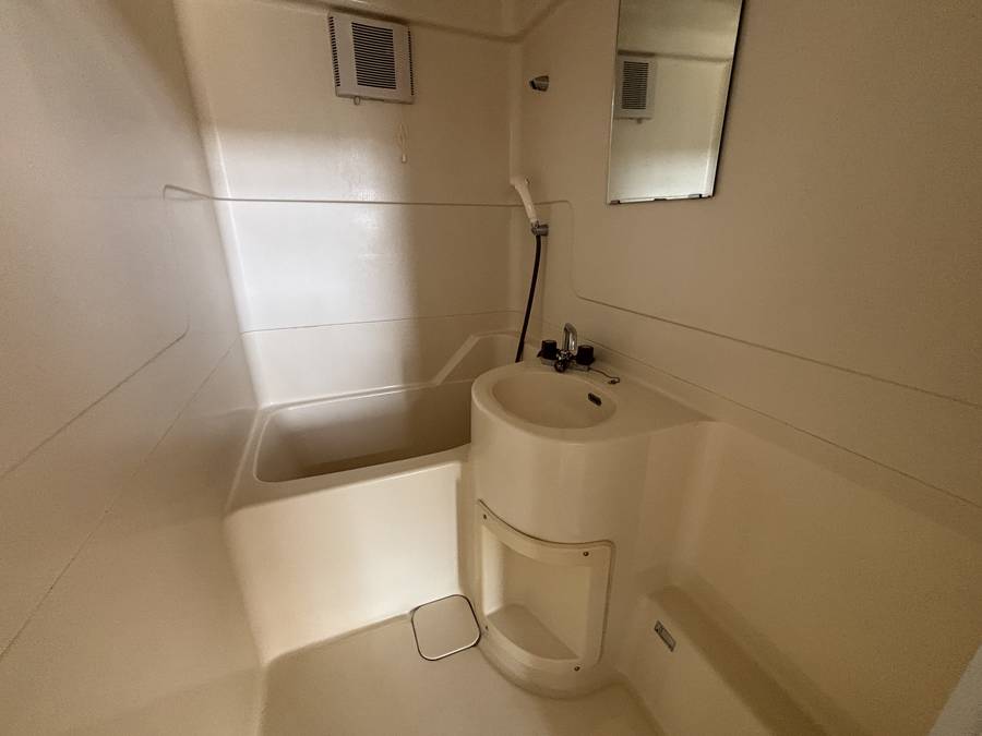 シングルハイツ　202号（2F）