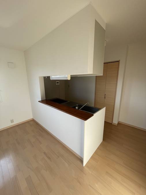 グランポルトB13号室(駐車場付き)